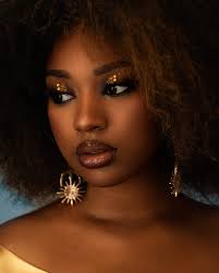 I wish my senior photos were this glam, don't you? Makeup:  @makeupbymadeline____