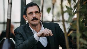 Τα πάντα για τις άγριες μέλισσες και τα κοινά που φέρει με τον ήρωα του, δούκα σεβαστό πρόδωσε ο λεωνίδας κακούρης στη βραδινή εκπομπή του νίκου χατζηνικολάου στον αντ1. Lewnidas Kakoyrhs Exw Biwsei Agria Pragmata Bovary