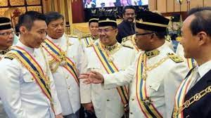 Datuk / dato' kecuali di dua buah negeri iaitu johor dan pahang. Beza Gelaran Tun Tan Sri Dan Datuk Dato Yang Ramai Tak Tahu