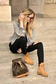 Woman Black Jeans And Brown Boots Fall Outfits With Timberland Boots For Girls Thelatestfashiontrends Com Timberland Outfits Women Outfit Botas Fashion
