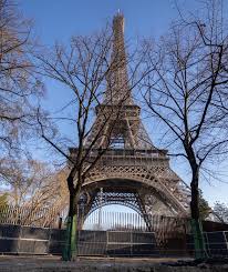 Er ist eine der größten touristenattraktionen mit mehr als 6 millionen besuchern jährlich. La Tour Eiffel Paris Treebuilders