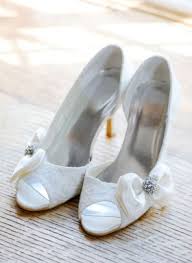 Il pizzo è uno tra i materiali che troneggerà durante il 2013 nel look della sposa, non solo sugli abiti ma anche sulle scarpe. Scarpe In Pizzo Il Dettaglio Romantico Da Avere Leitv