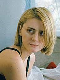A absolvit liceul de arte în 1998, iar în 2002 a absolvit universitatea națională de artă teatrală și cinematografică ion luca caragiale din bucurești. Bild Zu Maria Popistasu Kinoposter Maria Popistasu Filmstarts De