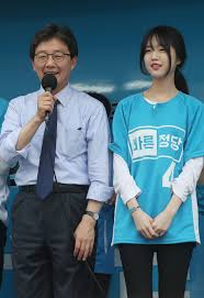 하늘에서 무리 3,000명과 풍백·우사·운사를 이끌고 신단수에 내려와 신시를 세우고, 웅녀와 결혼해 아들인 단군이 탄생한다. í˜„ìž¥ì—ì„œ ìœ ìŠ¹ë¯¼íŒŒ ìœ ë‹´íŒŒ ë‚˜ë‰œ ì…€ì¹´ì¡± ëì—†ì´ ì´ì–´ì§„ ì'ì›