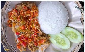 Ambil ayam goreng tepung yang sudah kamu siapkan. Cara Membuat Ayam Geprek Asli Sambal Matha Istimewah Infoopas Com