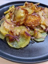 900 g patate silane, 200 g cipolle di tropea, 60 g olio evo, q. Patate Mpacchiuse Barbarella Chef