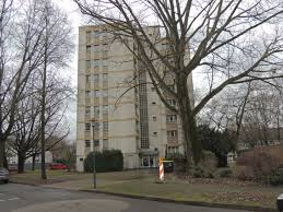 Og eines um 1900 errichteten haus mit 4 wohnungen zu vermieten. Immobilien Service Emrich Krefeld 74m