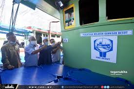 Lambang berupa tangan adalah menggambarkan dua badan persatuan nelayan peringkat negeri dan kawasan dipadukan dan didokong bersama dengan. Pnk Besut Terima Bot Bubu Sasar Pendaratan Lebih Banyak Trdi News