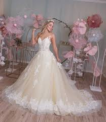 Wir haben absolut aktuelle aber auch zeitlose ausstellungskleider aussortiert und um mindestens 50% reduziert, denn wir brauchen platz. Princess Bridal Dress By Brodani Brautkleid Prinzessinnenkleid Tragerloses Hochzeitskleid