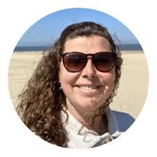 Anne Loes's Instagram, Twitter & Facebook