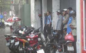 Người trú mưa dưới mái hiên ở Hà Nội