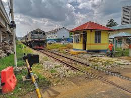 Kereta api yang merupakan jenis pengangkutan moden yang pertama diperkenalkan di tanah melayu telah memainkan peranan penting dalam. Operasi Stesen Keretapi Segamat Ditamatkan Sintok News