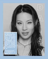 在本期杂志中，镜头下最闪耀的明星是中美混血模特黛西·康（Daisy Kang）。她以既温柔又坚定的气质，重新诠释了极简主义之美。在这个充满飘逸面料、利落剪裁与柔和粉彩色调的时尚专栏中，黛西带领我们踏上了一段优雅的旅程——在时尚与自我之间，找到和谐交汇的那一刻  ...