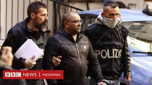 Jun 27, 2021 · selain menjadi model video klip agnes, adam sebelumnya diketahui sebagai model yang tergabung dalam 2 icons management. Mengenal Mafia Mafia Italia Yang Pernah Begitu Menakutkan Bbc News Indonesia