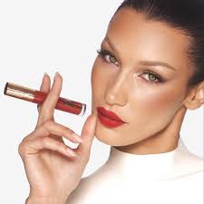 VogueBeautyInsider｜獨家專訪Bella Hadid對美的態度：「不要為任何人改變！獨特性是讓你成為自己的原因」