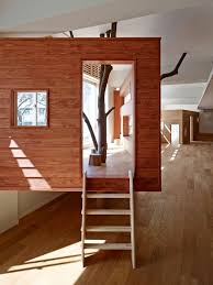 Baum Im Haus 22 Moderne Interiors Mit Dekorativem Baum Haus Fur Kinder Baumhaus Und Innenraum