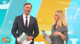 Siamo spiacenti ma la vita in diretta estate non è in programmazione durante la settimana, di seguito puoi trovare la programmazione passata. La Vita In Diretta Estate Beppe Convertini E Lisa Marzoli Il Lavoro Da Fare E Tanto Tvblog