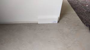 Die bodenleiste eignet sich für pvc, laminat, parkett, fliesen oder teppichboden und verschönert mit ihrem modernen. Sockelleisten Bundig Auf Fliesen Oder Unbedingt 2mm Schattenfuge