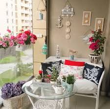 Balkon duvarı dekorasyonu yapmak isteyenler için balkon duvar aksesuarları ve balkon masası önerileri. Aysegul Hanim In Her Kosesine Ozendigi Balkonu Ev Gezmesi Dekorasyon Fikirleri Balkon Balkon Dekorasyonu