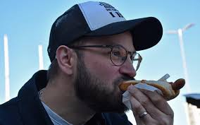 Trebarnspappan i Uddevalla ska äta 290 korvar