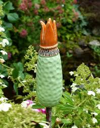 Frei Modellierter Gartenstecker Langliche Knospe Sich Offnend Aus Frostfestem Steinzeugton In Orange Maigrun H Ca 12 5cm Auf Einen Stab Gest Mit Bildern Gartenschmuck