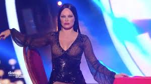 Mais comme tous les autres candidats, le binôme est allé pioché dans les souvenirs qui ont marqué leur aventure dans danse avec les stars. Danse Avec Les Stars 9 De Retour Pamela Anderson Fait Sensation Video Stars Actu