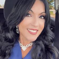 Dos mujeres en difícil situación! El drama a todo lo que da. Si  #TeamFamosos va a eliminación, Karely tendría que decidir el rival de Zeus.  Si #Team Contendientes pierde, Dennhi podría despedirse