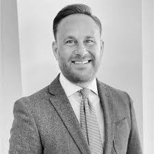 Lyn Saunders's Instagram, Twitter & Facebook