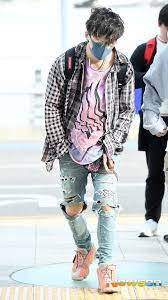 Although it may look careless and a bit messy, it takes very careful planning and a lot of time in order for dreads to turn out even. 190312 Texas Airport Fashion Kpop Kpop Fashion Fashion