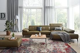 Trendfarbe Oliv Grun Grunes Ledersofa Wohnzimmerdesign Wohnzimmer Design