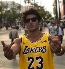 Survivor yiğit poyraz ne iş yapıyor? Survivor 2021 Poyraz Kimdir Sevgilisi Var Mi