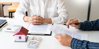 Langkah atau prosedur berikutnya dalam proses penyerahan kunci rumah sewa yang baik adalah dengan menyerahkan langsung kunci tersebut pada penyewa (tenant). Lakukan 7 Pemeriksaan Ini Sebelum Serah Terima Kunci Rumah