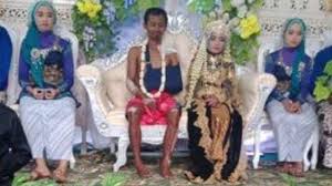Ialah saraswati (21 tahun) yang mengaku terkejut ketika video pernikahannya tanpa pelaminan viral di media sosial. Viral Medsos Pengantin Pria Di Nganjuk Tak Pakai Baju Pengantin Di Pelaminan Ini Alasannya Tribun Jogja