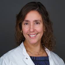 Vandaag stellen wij graag onze eerste spreker van de dag voor, Lucinda van  Stee. Zij zal ons op 12 oktober meer gaan vertellen over Brachycephalic  Obstructive Syndrome bij de kat. Sinds 1997