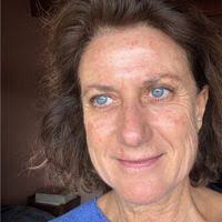 Stephanie Cathcart's Instagram, Twitter & Facebook