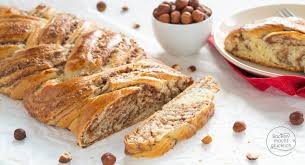 Kostlicher Hefezopf Mit Nussfullung Backen Macht Glucklich Rezept Nusszopf Rezept Rezepte Backen Macht Glucklich