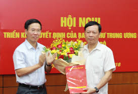 Trong buổi học nghị quyết, ông thấy nhiều người ngồi dưới xem ipad, nhắn tin. Ong Vo VÄƒn ThÆ°á»Ÿng Trao Quyáº¿t Ä'á»‹nh Bá»• Nhiá»‡m Can Bá»™ Cá»§a Ban Bi ThÆ° Bao NgÆ°á»i Lao Ä'á»™ng