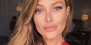 Moha la squale continue pourtant à se moquer de l'autorité publique. Caroline Receveur Attaque Moha La Squale Et C Est Violent Mce Tv