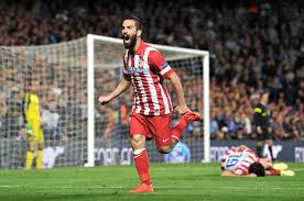 90' eden hazard, rakip ceza sahasına girmeden kaleye şut çekiyor, kaleci thibaut courtois kurtarıyor. Atletico Bolts Past Chelsea And Mourinho The New York Times