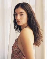 November 7, 1996), better known by her stage name lorde, is a pop star hailing from new zealand. 2duizbyxa26t7m