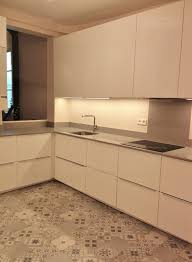 Cuisine Meubles Ikea Et Plan En Quartz Modern Kuche Paris Von Emmanuelle Lachenait Houzz