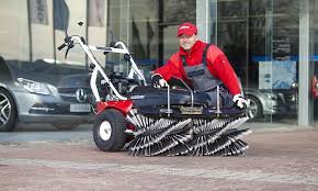 Jedná se buď o nástavby na utv a travní traktory nebo stroje s vlastním pohonem pro zametání ploch, úklid sněhu, mechanické odstraňování plevele a vertikutaci trávníku. Die Marke Tielburger Erleben Mit Bester Beratung Beim Tielburger Fachhandler Deterding In Garbsen Nienburg Pennigsehldeterding Gmbh Garbsen Nienburg Pennigsehl