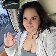 👶🔥 In 1968, nurse Vera Leonard posed in this wild-looking “baby apron”  she designed herself — six pockets, six sleeping babies, all ready to be  carried to safety in case of a