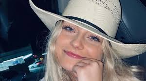 Morta a 25 anni la tiktoker Taylor Rousseau Grigg. Aveva il morbo di  Addison, che cos'è