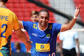 Libero înlocuiește de obicei poziția de blocare mijlocie atunci când se rotește la rândul din spate și nu se rotește niciodată. Bicampeao Olimpico Libero Serginho E O Novo Reforco Do Volei Ribeirao Volei Ge
