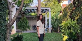 Berikut gambar halaman rumah yang bisa anda gunakan untuk mendesain halaman rumah agar tampil menarik dan nyaman rumput hijau yang sangat luas dipadukan dengan lahan merah yang ditumbuhi beberapa tumbuhan di atasnya, menghasilkan warna kontras yang cantik. Punya Halaman Luas Ini 5 Potret Rumah Ersa Mayori Yang Penuh Tanaman Hias Merdeka Com
