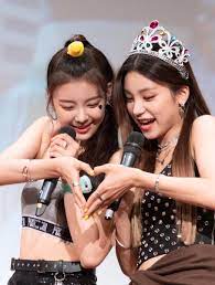 Lia lived in toronto, canada for three years while she was in elementary school. Itzy Pics On Twitter Yeji And Lia 190816 Fansign ï¾Ÿ Itzy ìžˆì§€ Yeji Lia