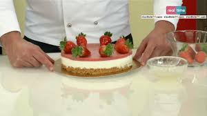 Preparazione del semifreddo alle fragole. Torte In Corso Con Renato La Ricetta Del Semifreddo Alle Fragole