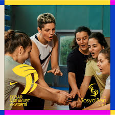 Nel 2018 debutta con la nazionale maggiore, guadagnando la medaglia d'argento nella volleyball nations league, torneo nel quale viene premiata come miglior opposto nell'edizione successiva. Nike Kiz Cocuklarini Spor Icin Cesaretlendiriyor Campaign Turkiye