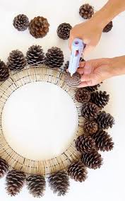 En Savoir Plus Sur Les Decorations De Noel A Faire Soi Meme Diydecorations Diychristmasornaments Decorati Deco Noel Couronne De Pommes Pomme De Pin Bricolage